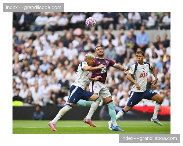 热刺球员对弗兰克的长传战术产生疑虑，更衣室出现不和谐声音