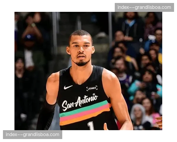 马刺文班亚马首秀35分，利用中距离破解开拓者沉退防守